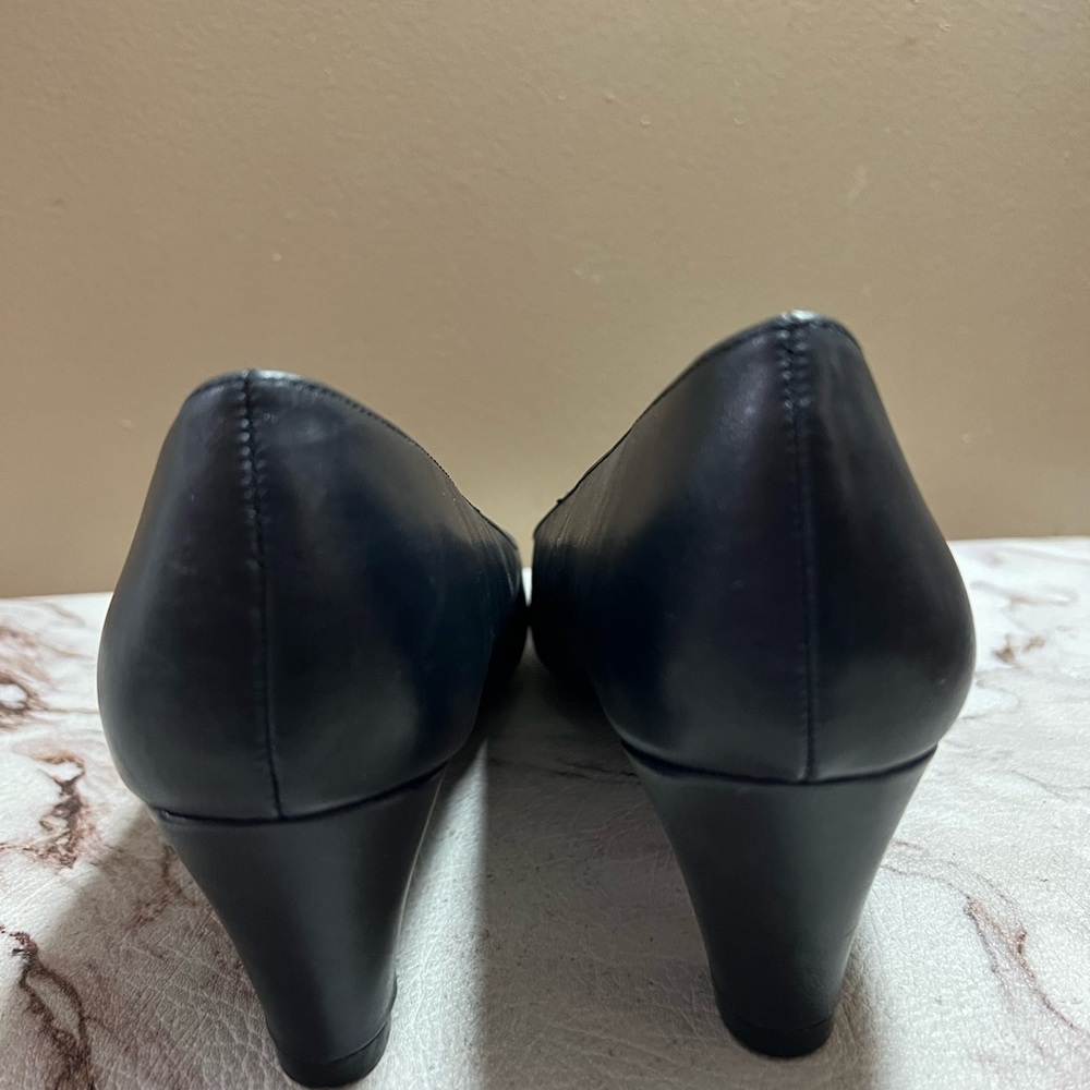 AEROSOLES Black Low Block Heel Pump - Picture 10 of 10